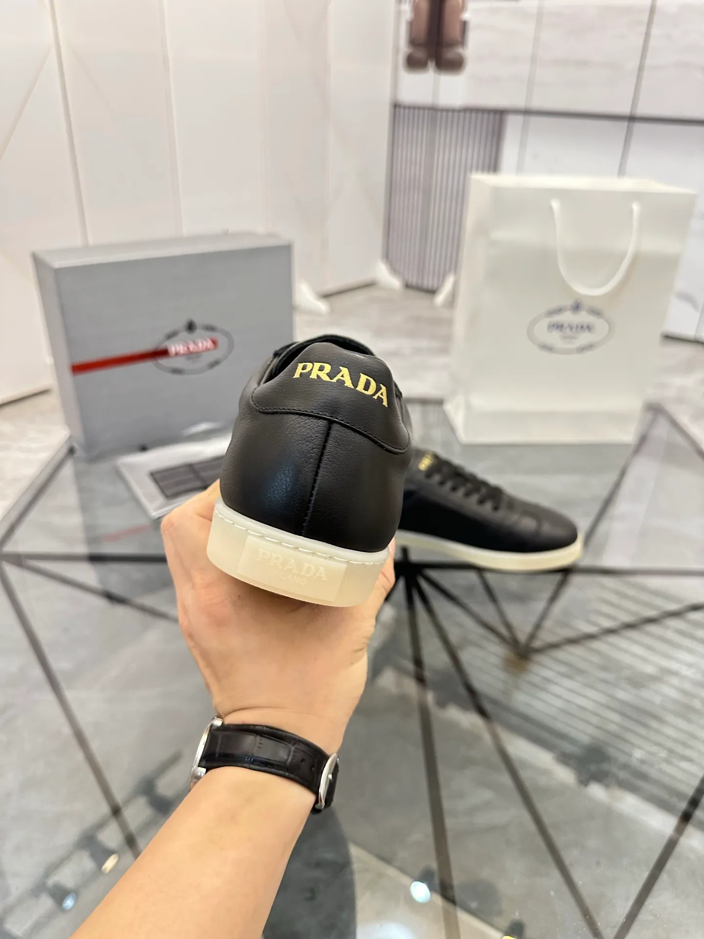 Men's shoes for sale 💰: 💰P540¥ High-end top quality Product trademark: Prada *"Prada*" low-top casual shoes Regular size: 38-45 (can be customized to 46) Product materials: imported first-layer cowhide for the upper, water-dyed cowhide lining, cowhide feet, original outsole. No.: 001